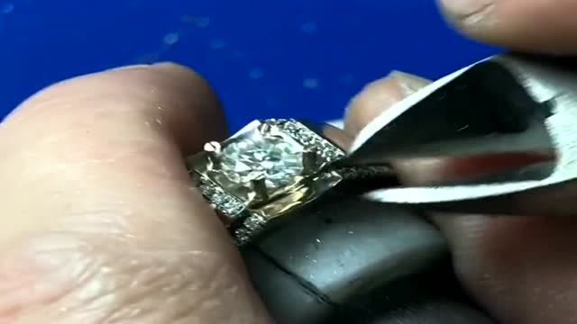 钻石并不是多么珍贵,其实最贵的,是师傅雕刻打磨的手艺!