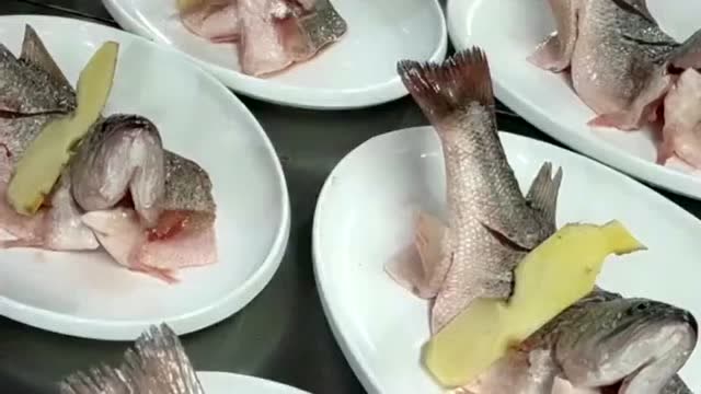 有钱人吃鲤鱼都是这么奇特,为了摆盘好看只好来五星级酒店了,一条鱼上