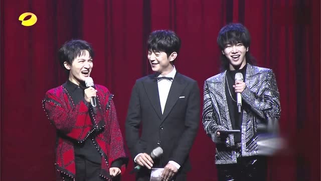 何炅华晨宇周深主持《歌手》,何老师周深笑场花花被逗乐!