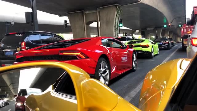 超级富二代组团炸街,清一色超级跑车,声浪让整条街沸腾!