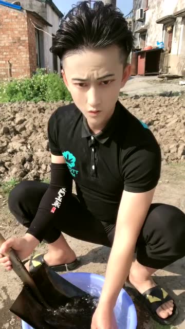 云贵川松哥记录生活铁铲煮金针菇好吃又美味