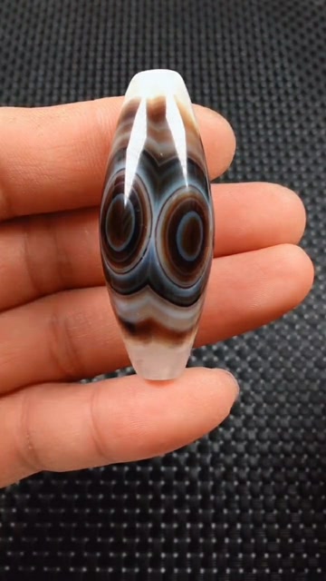 天然的玛瑙天珠,像两只大眼睛的怪兽一样!