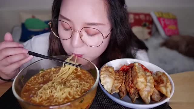 美女吃播吃泡面都这么开心大口大口往嘴里塞