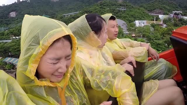 世界多美丽:小伍乘坐激流勇进,吓得大喊大叫,花容失色!