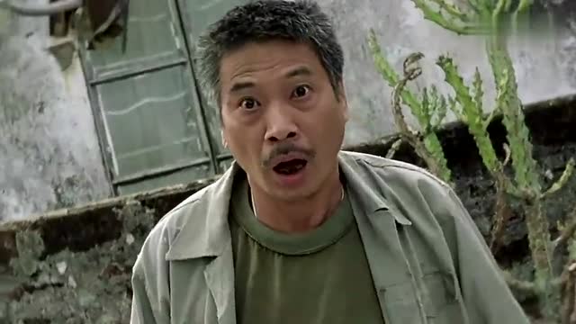 少林足球星爷踢个足球都有炮弹的感觉,吴孟达眼睛瞪好大!