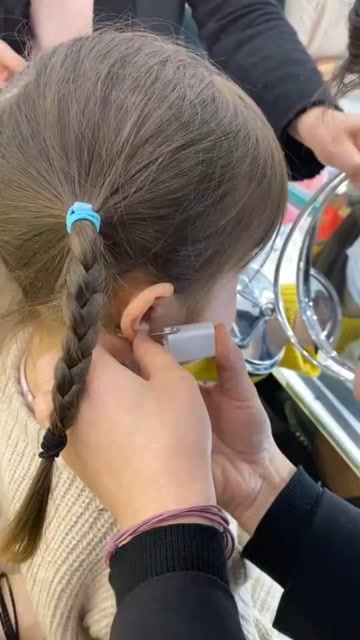 听说打耳洞对视力好,女儿四岁,带她去打几个!