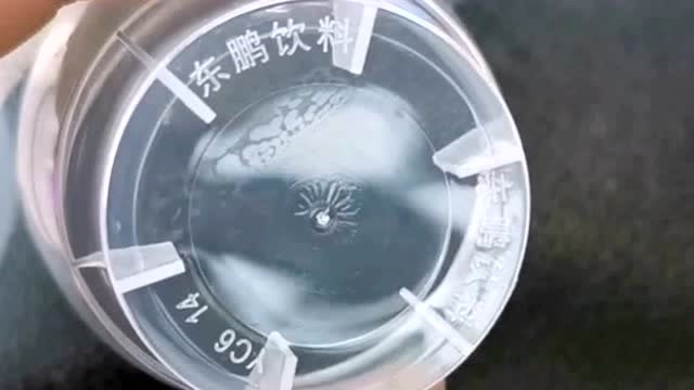 细看东鹏特饮上面的瓶盖,居然是热流道,而且还是采用针阀式进胶!