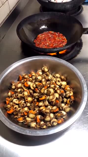 怪不得饭店炒菜那么香厨房拍到这一幕,我瞬间明白了