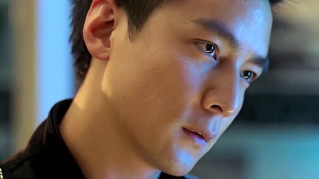 阿祖你收手吧!吴彦祖的五官几乎没瑕疵,而且还很立体,帅爆了