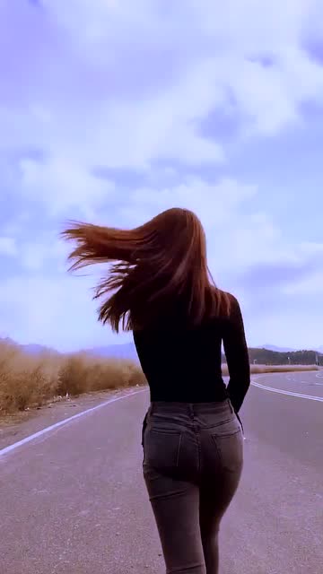 光看背影就知道是美女一枚,气场十足的更显女神范
