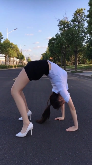 刚下班的美女白领穿着职业装就下腰,这样的姑娘努力可爱