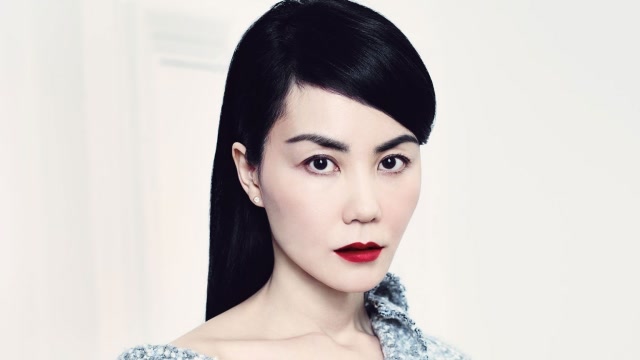 王菲早年青涩旧照曝光 长发飘逸眼神清澈笑容甜美