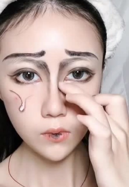 黑色口红画整张脸,完成后的妆容我见犹怜是怎么回事?