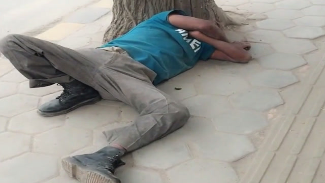 印度醉汉躺大街上睡着了,这心是够宽的,难道他们不知道脏吗?