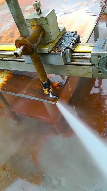 这难道就是滴水穿石的高配版?水割钢板?