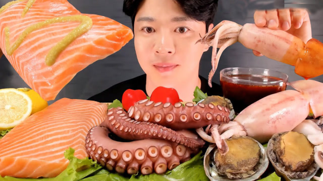 大胃王吃海鲜大餐,三文鱼,章鱼,鱿鱼鲍鱼,大口吃得真馋人