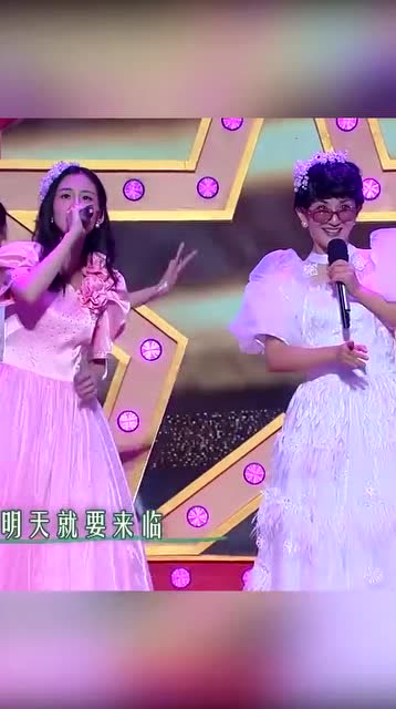 谢娜模仿李谷一老师,你觉得相似度如何?