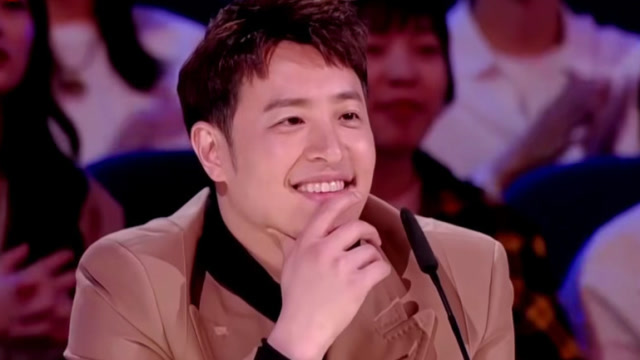 百变达人现场,小学生韩甜甜演唱《飞云之下》,全场观众集体爆灯