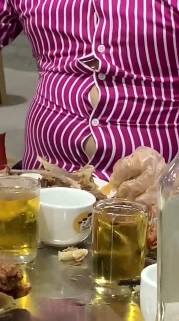 这衣服扣子质量真好,肚子喝成这么大还没撑开,这究竟是在哪买的?