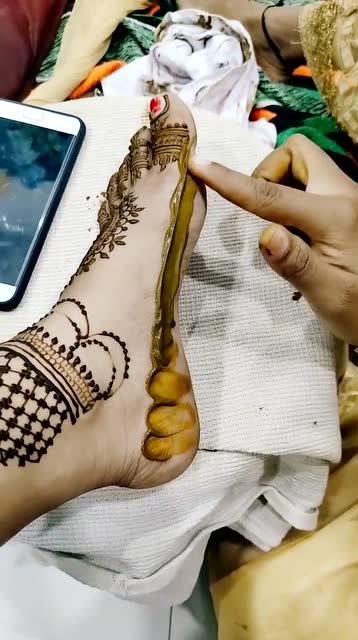 印度贵族富婆画脚用海娜画,穷人家的女人只能用红色颜料涂脚底部!