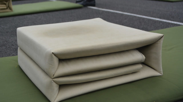 叠豆腐块真的太难?外军在中国部队学叠被子,成品还不如大学军训