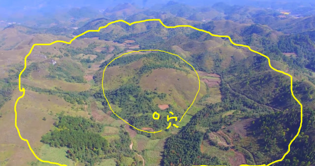 此地风水大格局,巨型龙脉环绕,穴位可见的墓葬风水宝地