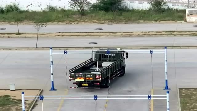 学员开大货车倒车入库,太难了,考个a本不容易!