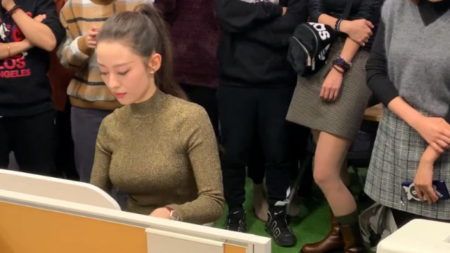 今日必吃的瓜朗朗妻子吉娜现场弹奏彩云追月身材和气质太绝了