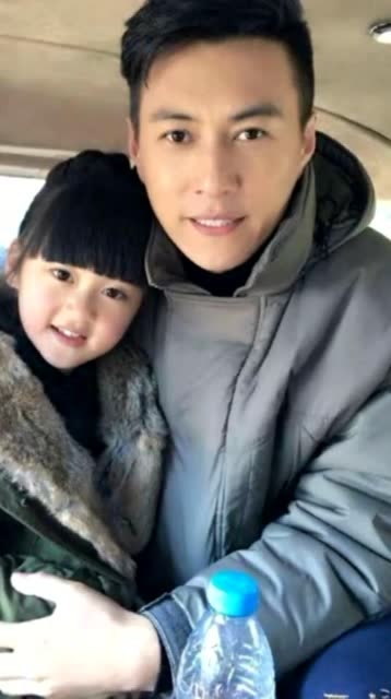 靳东的儿子和女儿图片