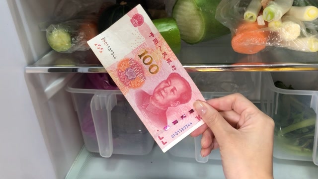 把钱放进冰箱里冻一冻,一般人不知道还有这用处,赶紧来学学