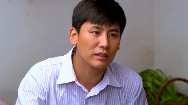 满仓进城:改丫一个人吃饭,突然进来一群人,把改丫吓了一跳