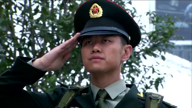 特种兵回家探亲,路边看见升国旗,立马行军礼!