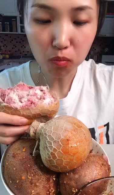 不愧是网红吃播,大口吃肚包羊脑,看着真刺激!