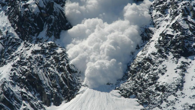 中印边境5800米高原,印度军队遭遇雪崩掩埋,造成多人死亡!
