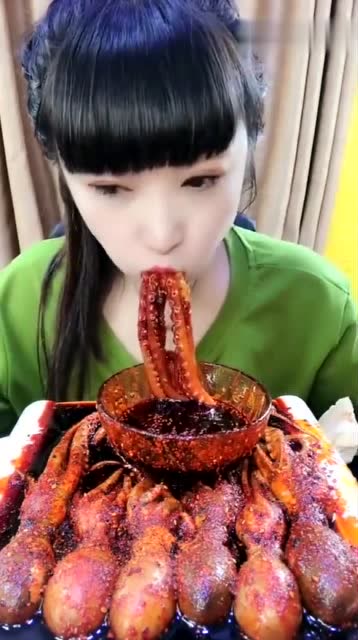 美女小姐姐吃海鲜就是猛,鱿鱼须被你吃出了方便面的感觉,厉害!