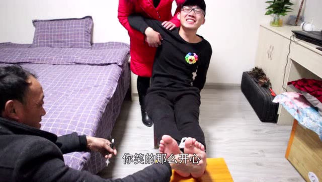 笑刑挑战,小伙被父母绑在椅子上,疯狂挠痒痒,笑到肚子痛