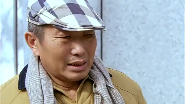 邻居大叔太实诚了,为大妈端尿盆,被妹妹感觉太不容易