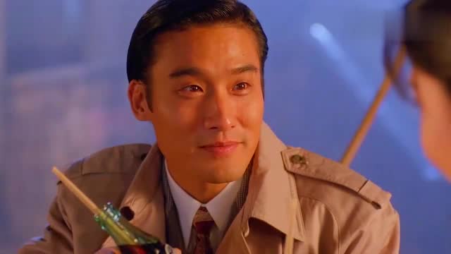 人皮灯笼:梁家辉和邱淑贞下着雨在路边吃饭,点了一大桌硬菜