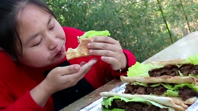 胖妹嘴馋驴肉很久了,买了2斤驴肉做火烧,跟北方人有的一比了!