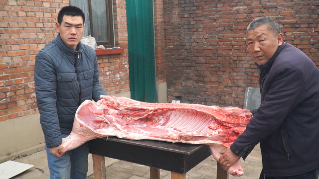 阿远买了70斤猪肉回家煮猪肉压肘花2000块钱花的真值