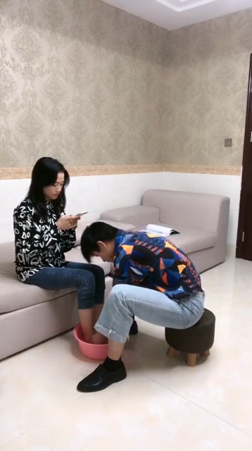 给老婆洗脚,她屁股都湿了