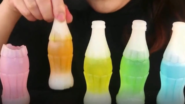 外国吃播吃自制超大蜡瓶糖先喝饮料再吃糖听咀嚼音超爽