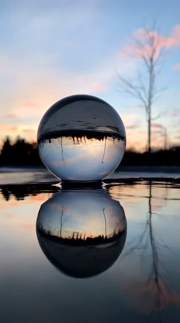 冬天的外景也是特别美,用玻璃球来拍个倒影吧