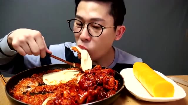 【韩国吃播】眼镜哥自制芝士排骨,拉丝的感觉就是吃货的力量