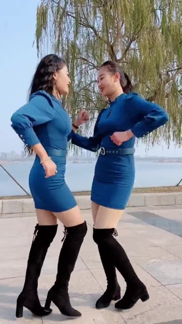 两个美女斗舞,谁更好看