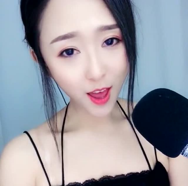 民间美女歌手翻唱一首《红豆》,比原唱王菲声音还甜,太好听了!