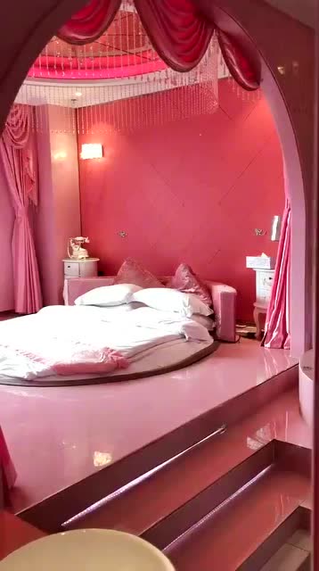 超豪华粉色旅店水上床情侣必备