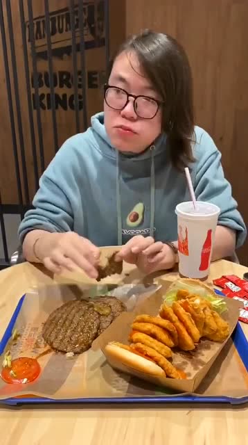 大胃王浪胃仙浪老师汉堡新吃法十层牛肉堡加十层鸡肉堡开胃