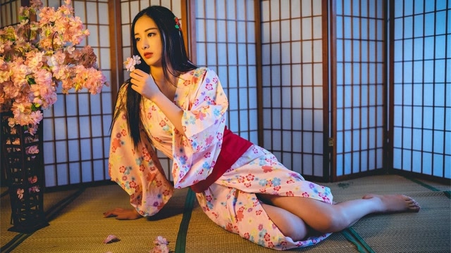 为什么日本女生穿和服,里面从不穿内衣?真相让人很尴尬!