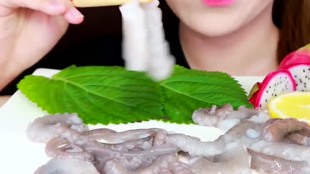 这小姐姐竟生吃章鱼,活着进肚太重口味了吧